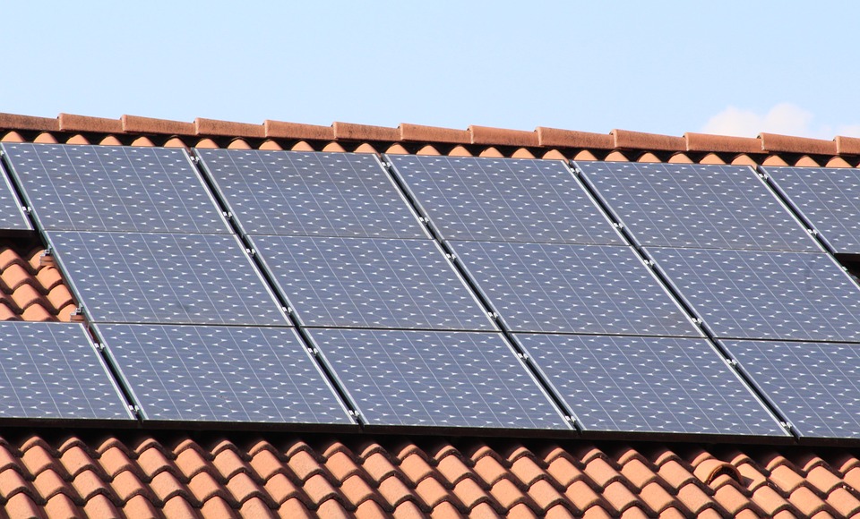 Montaż kolektorów słonecznych na różnych powierzchniach dachu